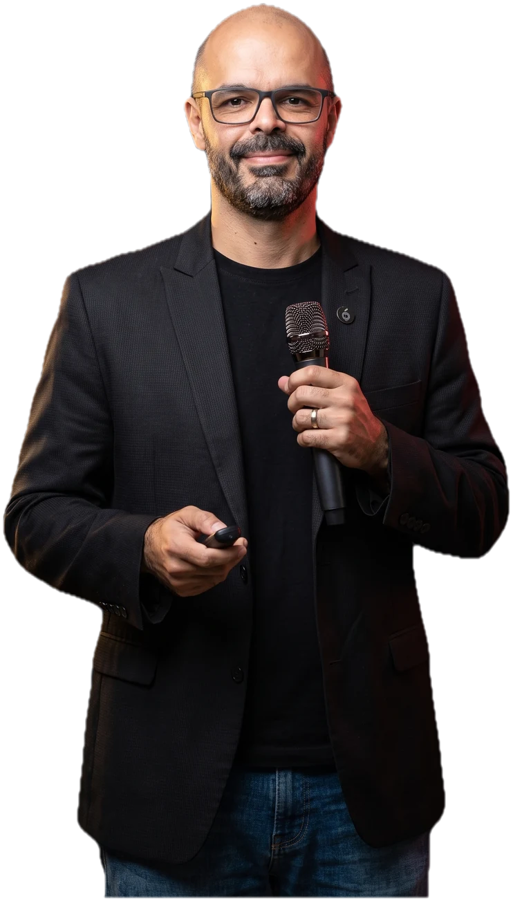 Márcio Braz dando aula, com o microfone na mão