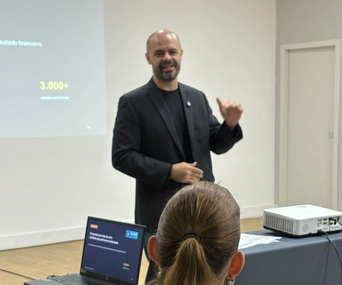 Márcio Braz falando para uma turma de anfitriões num encontro presencial